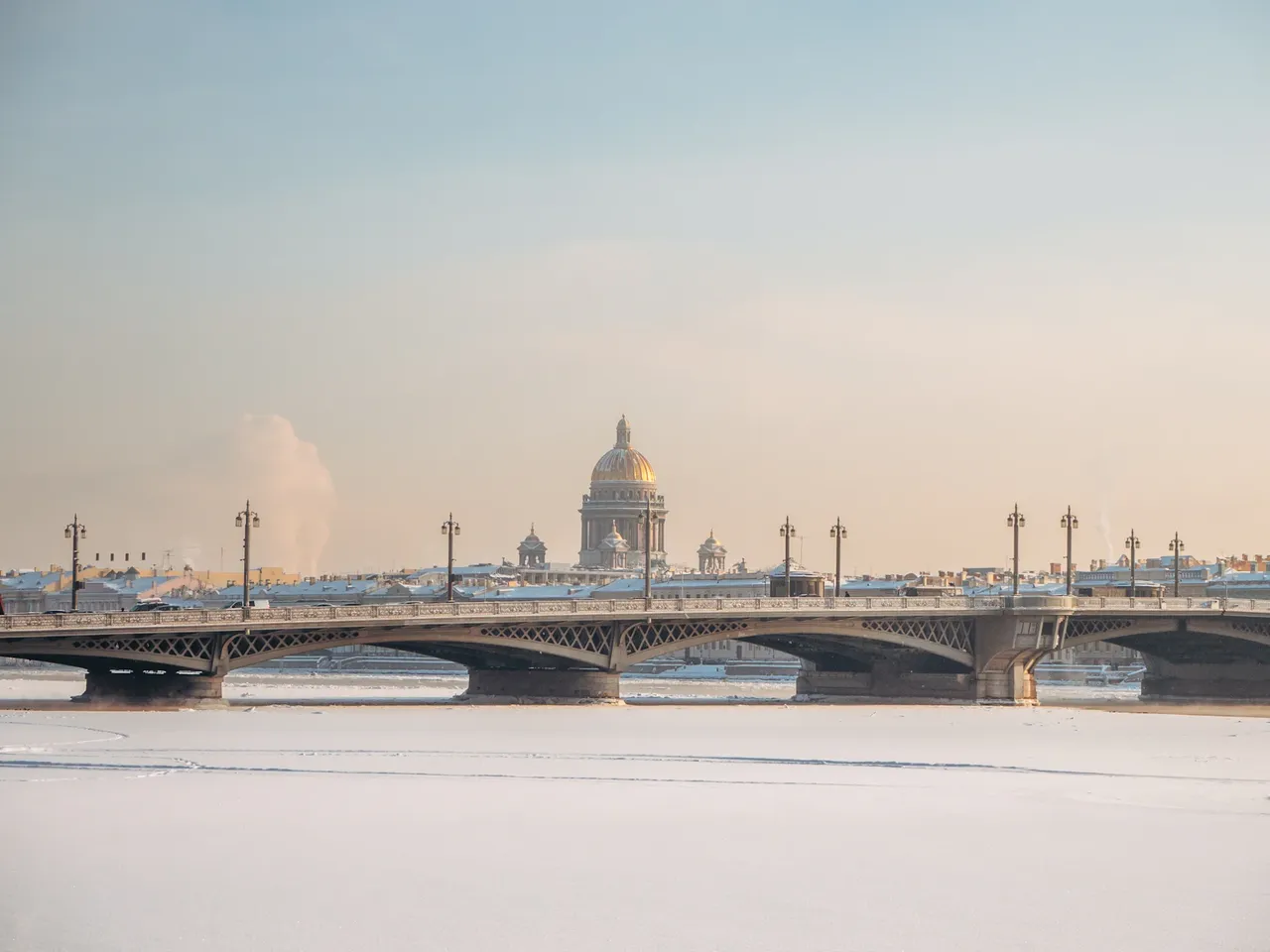 Заснеженная набережная и мост через Неву