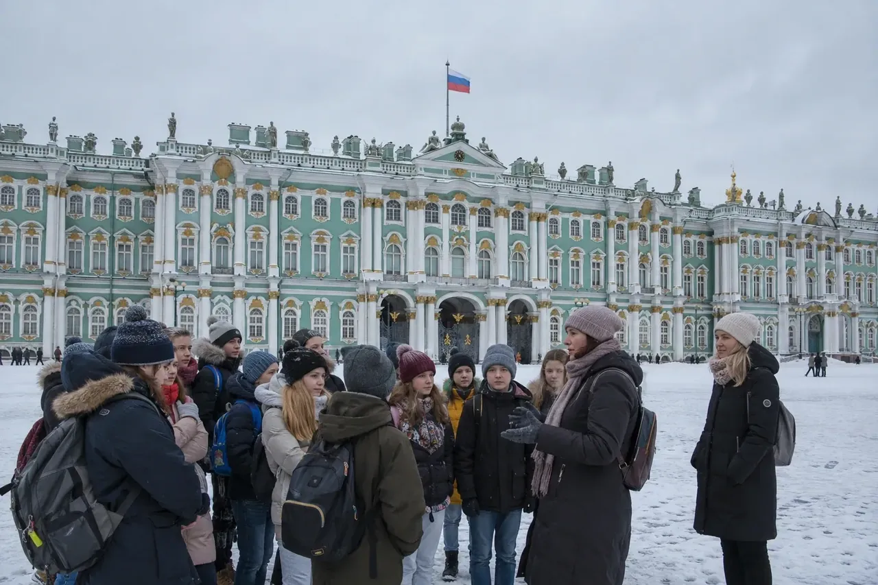 Школьники с экскурсоводом на Дворцовой площади зимой, на фоне Зимнего дворца