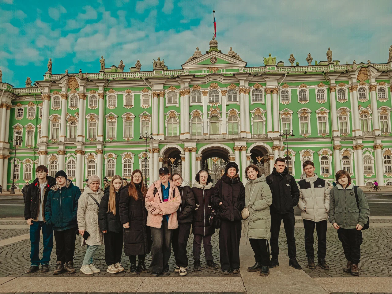 Класс на Дворцовой площади на фоне Зимнего дворца