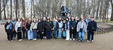 Группа садится в экскурсионный автобус