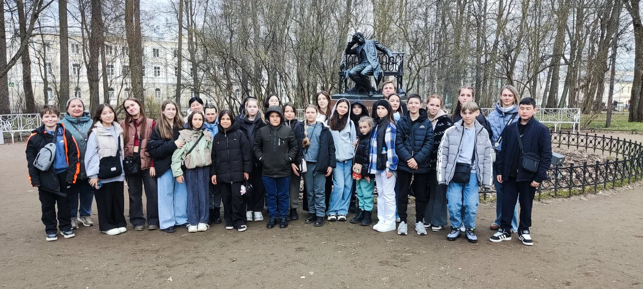 Школьники у памятника в центре города