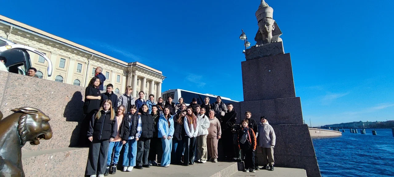 Группа у сфинкса на Университетской набережной