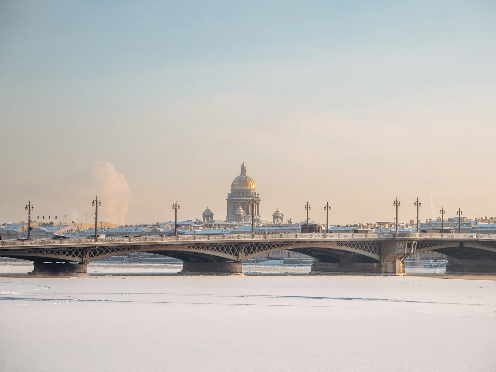 Заснеженная набережная и мост